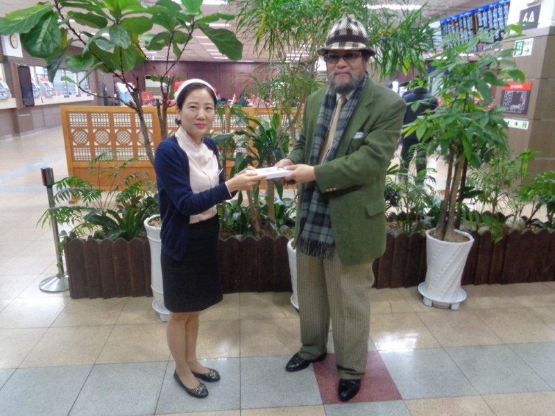 고객에게 사은품을 나누어 주는 장면. (사진= 한국마사회 강동문화공감센터)