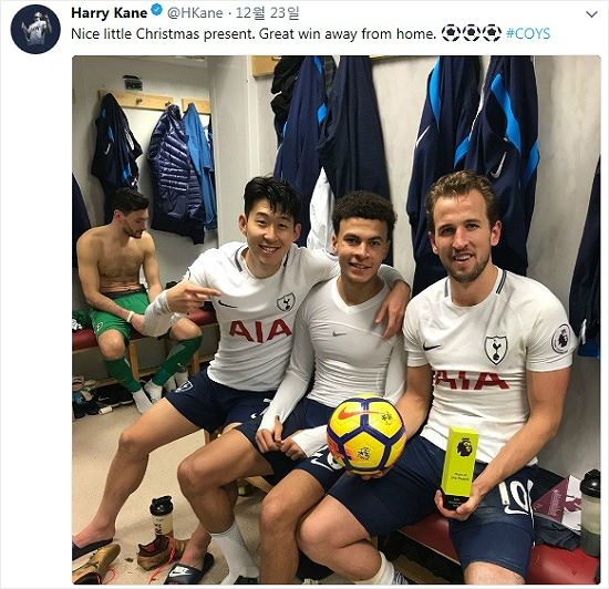 손흥민은 4인의 'BBC' 소속 축구 전문가 이안 데니스가 뽑은 2017년 잉글랜드 프리미어리그 베스트 11에 당당히 이름을 올렸다. 팀 동료 해리 케인은 4명의 전문가 모두가 자신의 베스트 11의 공격수 자리에 포함했다.(사진=해리 케인 공식 트위터 갈무리)