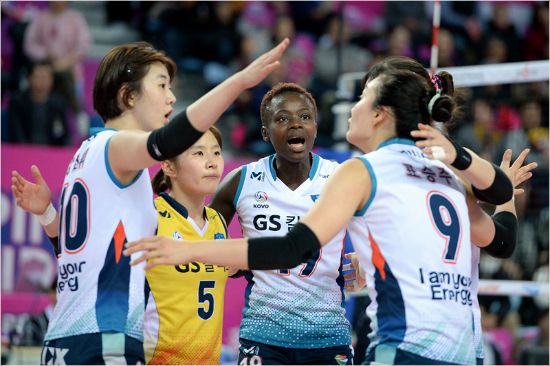 지난 경기서 손목을 다쳤던 GS칼텍스의 외국인 선수 파토우 듀크는 완벽하지 않은 몸 상태에도 흥국생명 원정에서 맹활약하며 값진 승리를 동료들과 합작했다.(사진=한국배구연맹 제공)