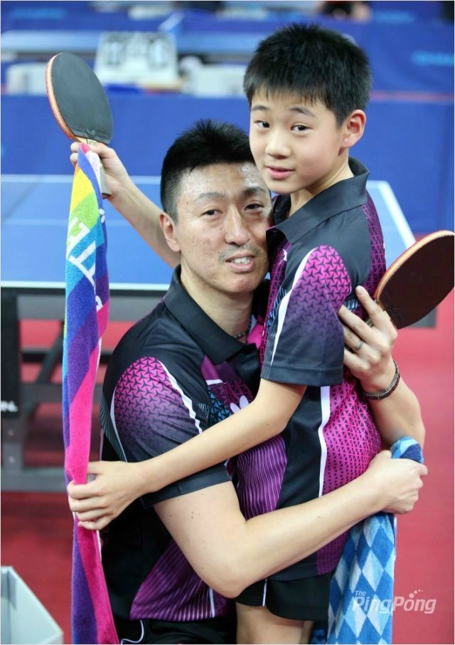 지난해 전국남녀종합탁구선수권대회에서 오상은 코치가 아들 오준성을 안고 있는 모습.(사진=월간 탁구)