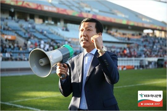 최강희 전북 감독은 2018시즌 K리그 클래식은 물론, '아시아 챔피언' 도전을 위해 에두와 에델이 나간 자리에 검증된 외국인 선수 자원을 보강한다는 구상이다.(사진=한국프로축구연맹 제공)