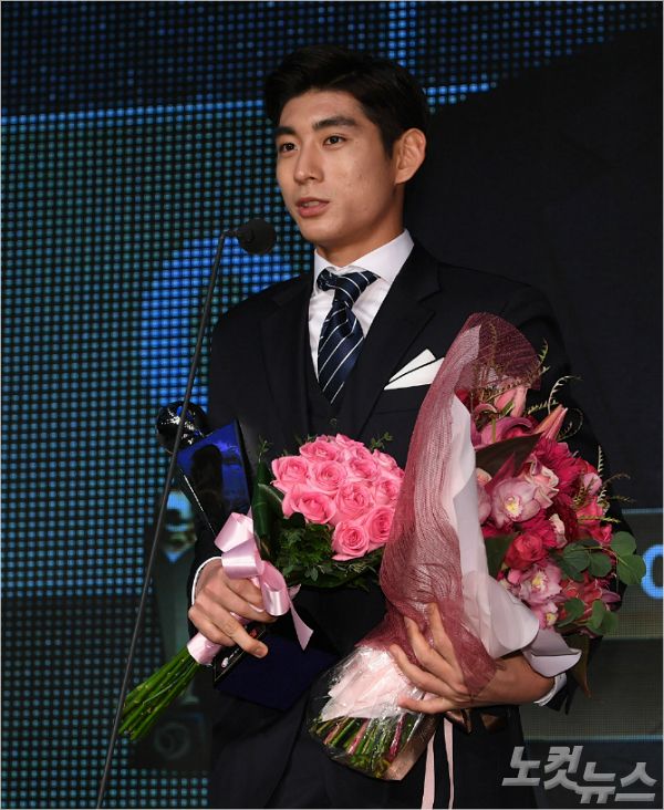 6일 오후 서울 인터컨티넨탈 서울코엑스에서 열린 2017 타이어뱅크 KBO 시상식에서 넥센 이정후가 신인상을 수상 후 소감을 말하고 있다 (사진=노컷뉴스)