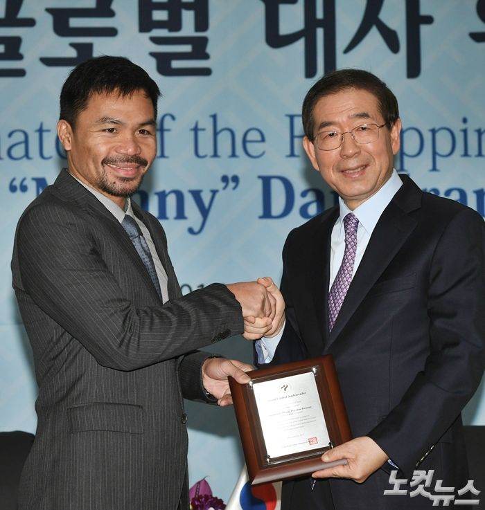 파퀴아오(왼쪽)가 26일 오후 열린 '서울 글로벌 대사 위촉식'에서 위촉패를 받고 박원순 서울시장과 악수하고 있는 모습 (사진=이한형 기자)