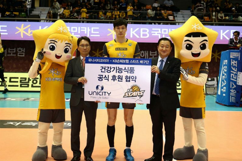 KB손해보험 스타즈 배구단 허봉열 부단장(왼쪽), 이선규 선수, 유니시티코리아 영업&마케팅총괄 조경규 상무(오른쪽)가 지난 12월 26일 의정부체육관에서 건강기능식품 공식후원 협약을 체결하며 기념사진을 촬영하고 있다. (사진=KB손해보험 제공)