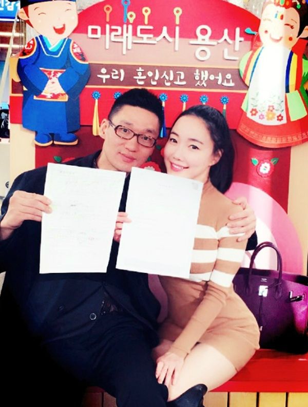팝 아티스트 낸시랭과 위한콜렉션 회장 왕진진이 27일 서울 용산구청에서 혼인신고를 했다. (사진=낸시랭 트위터)