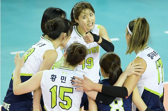 현대건설 선수들이 27일 김천체육관에서 열린 '도드람 2017-2018 V-리그' 여자부 4라운드 한국도로공사와 경기에서 득점에 성공하고 기뻐하고 있다. (사진=한국배구연맹 제공)