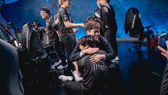 우승을 확정지은 후 환호하는 삼성 갤럭시(현 KSV). (사진=라이엇 게임즈 제공)