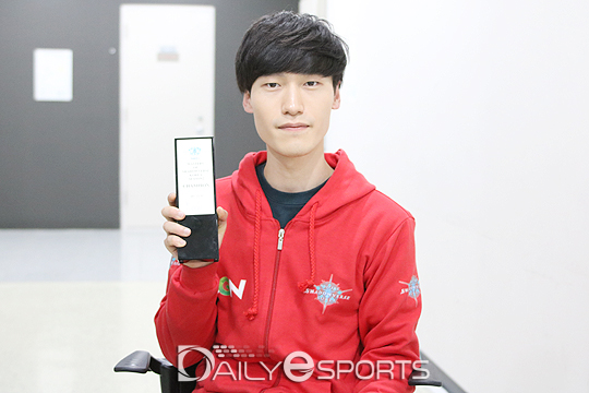 마스터즈 오브 섀도우버스 코리아 시즌2에서 우승을 차지한 'RG' 윤종욱.