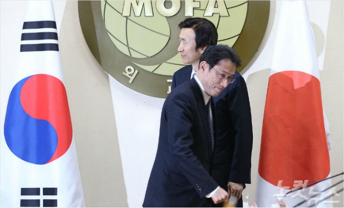 윤병세 외교장관과 기시다 후미오 일본 외무상이 2015년 12월 28일 서울 종로구 도렴동 외교부에서 열린 일본군 위안부 문제 해결을 위한 한일 외교장관 회담에서 악수한 뒤 자리로 돌아가고 있다. (사진=박종민 기자)