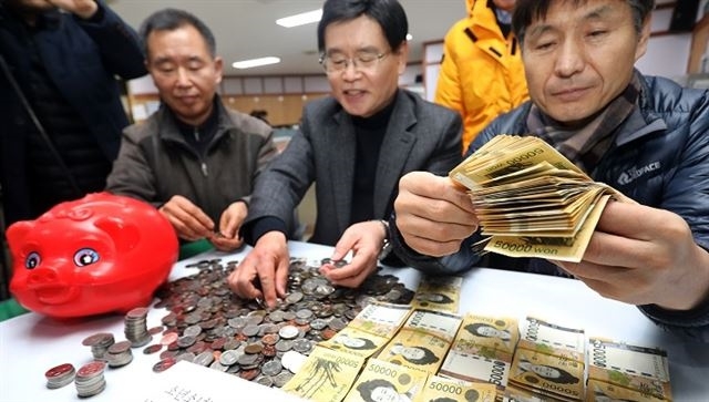 28일 전북 전주시 노송동주민센터에서 동사무소 직원들이 ‘얼굴없는 천사’가 놓고 간 성금을 세고 있다. 사진=전주시 제공