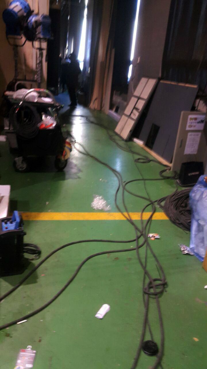 촬영 현장에 각종 소품과 케이블이 어지러이 널려 있는 모습 (사진=전국언론노동조합 제공)