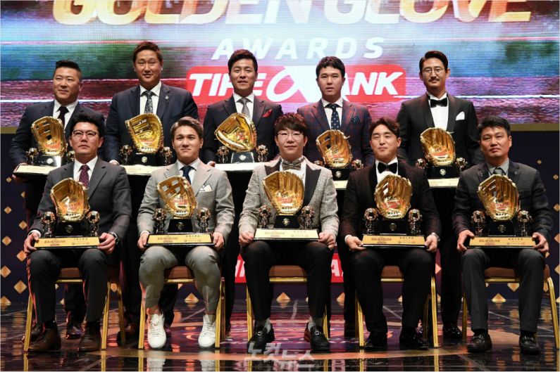 '2017 타이어뱅크 KBO 리그'는 지난 13일 서울 코엑스에서 열린 골든글러브 시상식으로 공식 일정을 마무리했다. 사진은 수상자들이 기념촬영을 한 모습.(사진=박종민 기자)