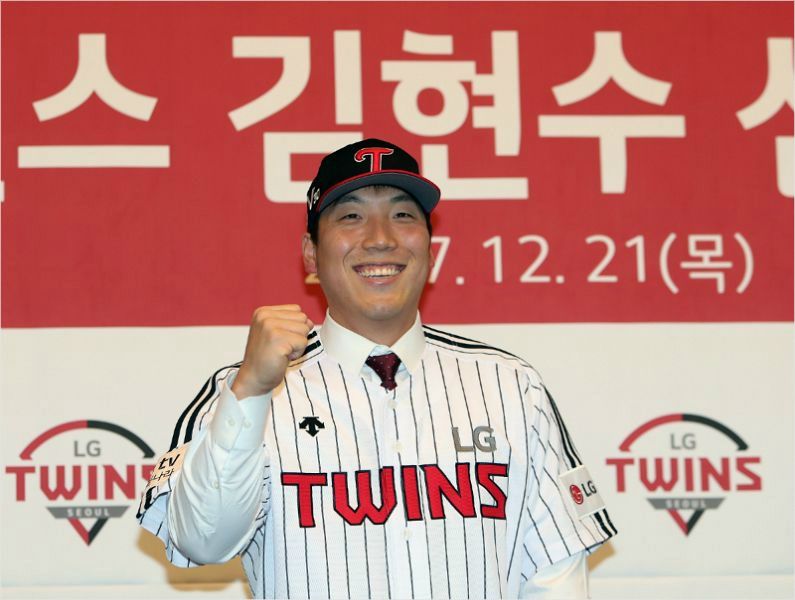 '이젠 두산맨' LG와 4년 115억 원에 계약한 김현수가 21일 공식 입단식에서 선전을 다짐하는 모습.(사진=LG)