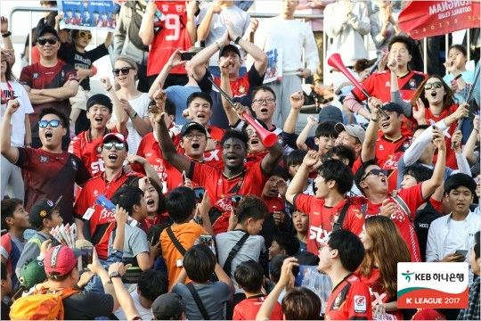 경남의 K리그 클래식 승격을 이끈 브라질 출신 공격수 말컹(가운데)의 성공 사례는 축구로 어려운 환경에서 벗어나려는 많은 브라질 축구 선수가 꿈꾸는 대표적인 사례다.(사진=한국프로축구연맹 제공)