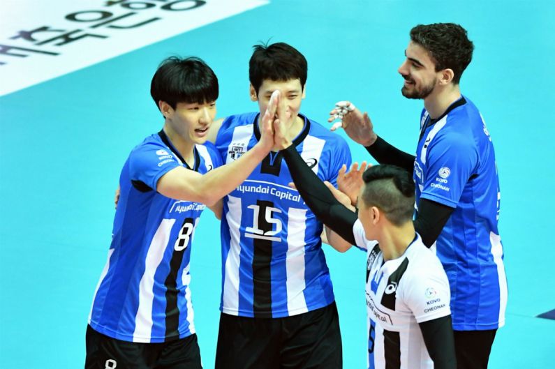 현대캐피탈 선수들이 29일 안산 상록수체육관에서 열린 '도드람 2017-2018 V-리그' OK저축은행과 경기에서 득점에 성공하고 기뻐하고 있다. (사진=한국배구연맹 제공)