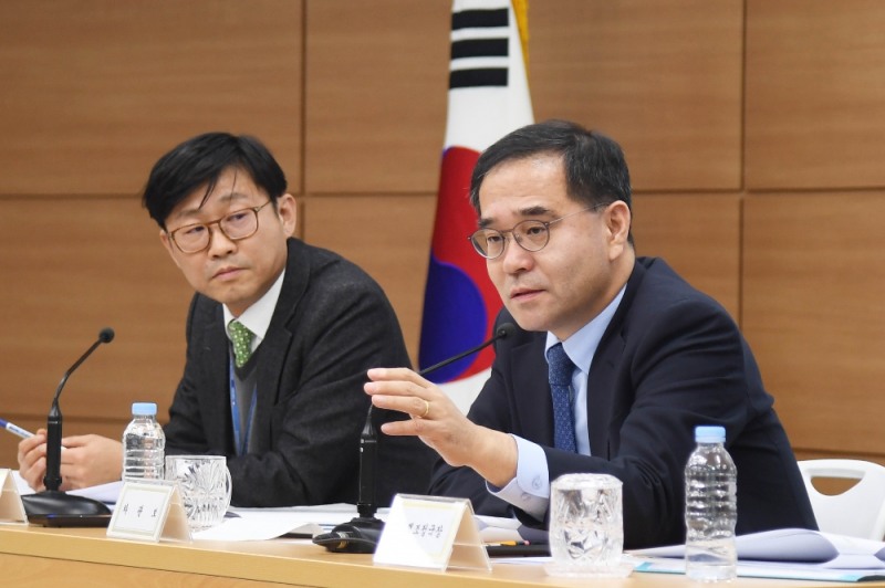 이찬우 기획재정부 차관보가 지난 22일 오후 정부세종청사에서 출입기자를 대상으로 ‘2018년 경제정책방향’과 관련하여 사전브리핑을 하고 있다. 왼쪽부터 도규상 경제정책국장, 이찬우 차관보. 사진=기획재정부 제공