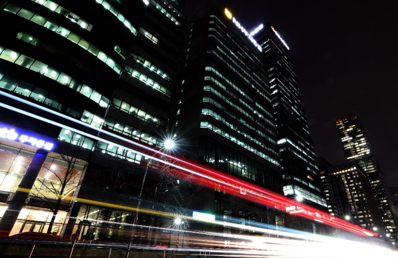 다가오는 2018년 무술년 (戊戌年)에는 서울 여의도 증권가를 힘차게 휘감는 차량들의 궤적처럼 우리 경제도 신기록을 이어가며 힘차게 뻗어나가길 기원한다. (사진=뉴시스)