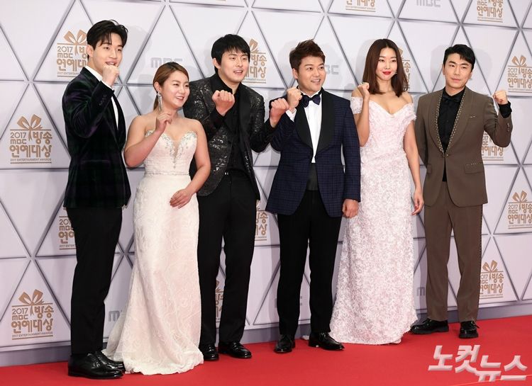 29일 열린 2017 MBC 방송연예대상에 참석한 '나 혼자 산다' 팀. 왼쪽부터 헨리, 박나래, 기안84, 전현무, 한혜진, 이시언 (사진=황진환 기자)