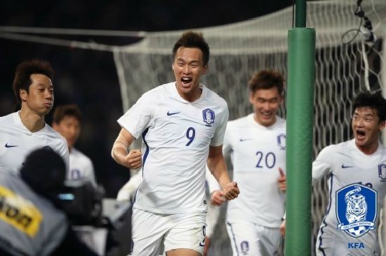 한국 축구대표팀의 김신욱이 16일 일본 도쿄 아지노모토 스타디움에서 열린 E-1 챔피언십 일본과 최종전에서 득점에 성공하고 동료 선수들과 함께 기뻐하는 모습. (사진=대한축구협회 제공)