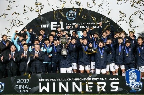 일본을 4-1로 완파하고 E-1 챔피언십 우승으로 2017년을 화려하게 마무리한 한국 축구대표팀. (사진=대한축구협회 제공)
