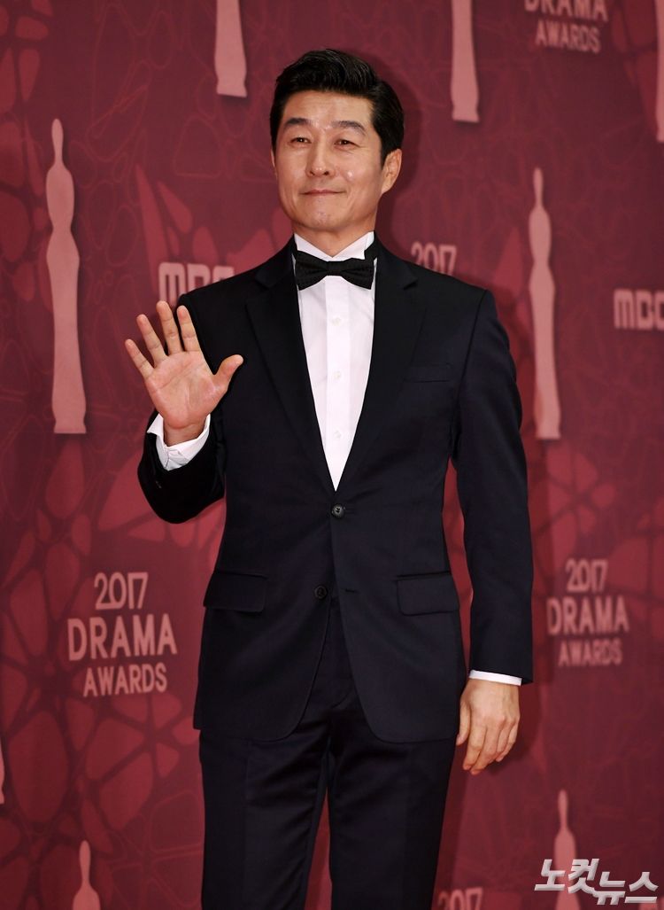 MBC 월화드라마 '역적-백성을 훔친 도적'에서 아모개 역을 맡았던 배우 김상중이 2017 MBC '연기대상'의 대상을 수상했다. (사진=이한형 기자)