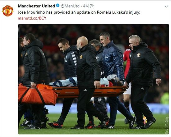 맨체스터 유나이티드는 최근 리그 3경기 연속 무승부를 포함해 4경기에서 승리하지 못하는 부진이 계속되고 있다. 여기에 사우샘프턴과 21라운드에서 최전방 공격수 로멜루 루카루마저 머리를 다치는 불운이 이어졌다.(사진=맨유 공식 트위터 갈무리)