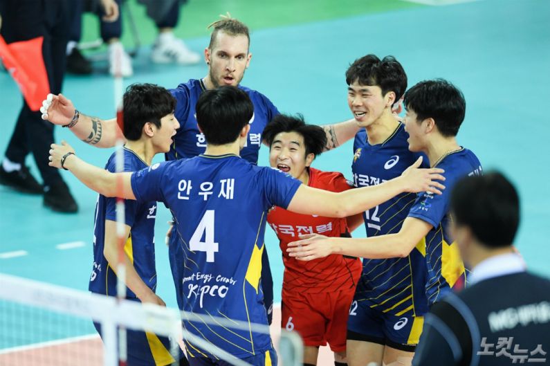 한국전력 선수들이 31일 인천계양체육관에서 열린 '도드람 2017-2018 V-리그' 남자부 4라운드 대한항공과 경기에서 득점에 성공하고 기뻐하고 있다. (사진=한국배구연맹 제공)