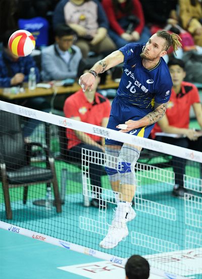 한국전력 외국인 선수 펠리페가 31일 인천계양체육관에서 열린 '도드람 2017-2018 V-리그' 남자부 4라운드 대한항공과 경기에서 공격을 시도하고 있다. (사진=한국배구연맹 제공)