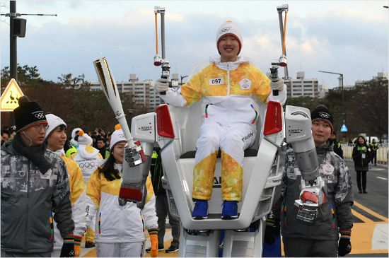 2018 평창 동계올림픽 성화는 지난 11월 1일 이후 60일간 직접 사람이 성화대를 들고 뛰었을 뿐 아니라 기차와 비행기, 배, 자전거, 로봇 등 다양한 수단을 통해 전국을 누볐다.(사진=2018 평창 동계올림픽대회 및 동계패럴림픽대회조직위원회 제공)