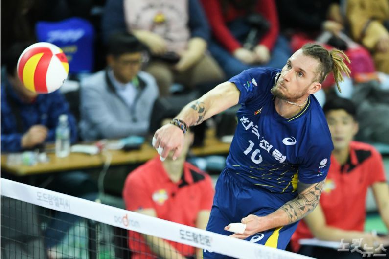 한국전력 외국인 선수 펠리페가 31일 인천계양체육관에서 열린 '도드람 2017-2018 V-리그' 대한항공과 경기에서 공격을 시도하고 있다. (사진=한국배구연맹 제공)