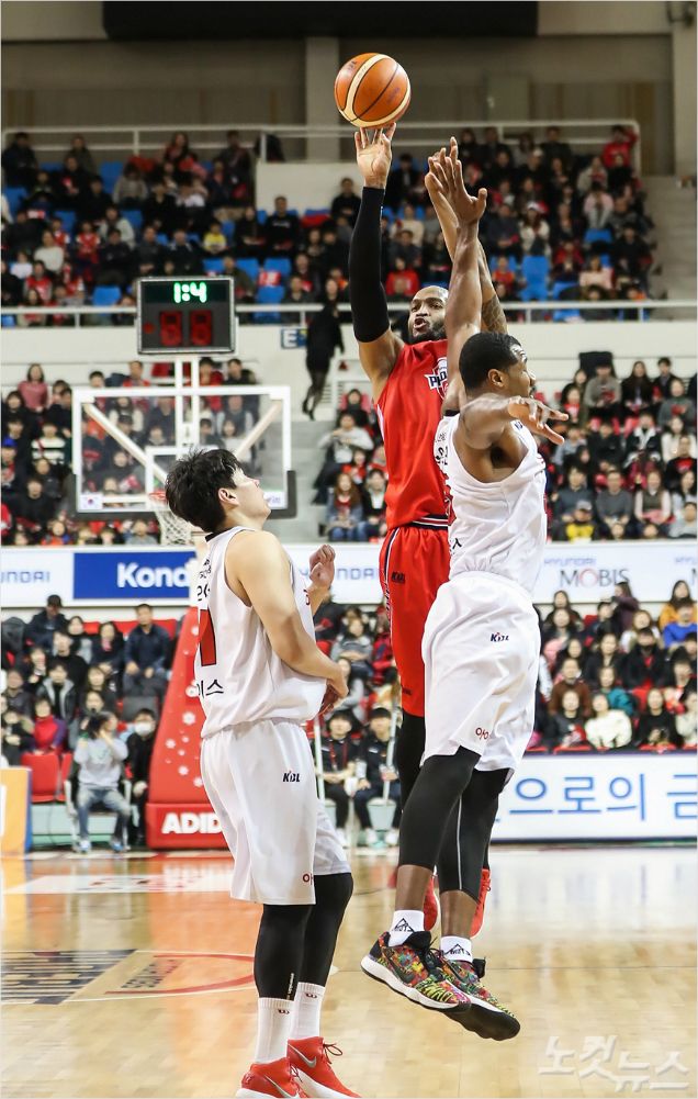 현대모비스의 레이션 테리가 오세근, 사이먼을 앞에 두고 슛을 시도하고 있다 (사진 제공=KBL)