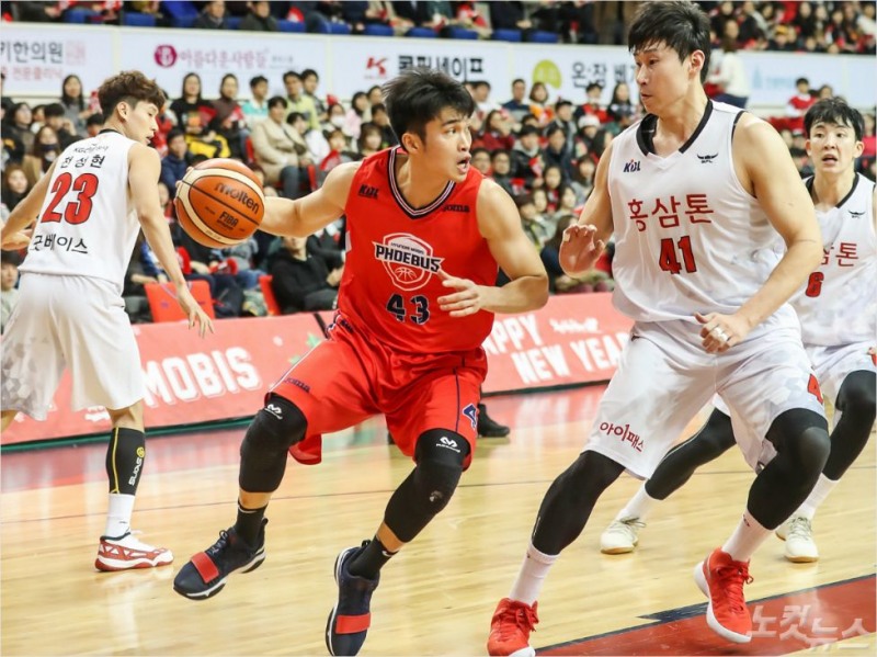 울산 현대모비스의 가드 이대성이 31일 울산에서 열린 프로농구 안양 KGC인삼공사와의 경기에서 오세근을 앞에 두고 돌파를 노리고 있다 (사진 제공=KBL)