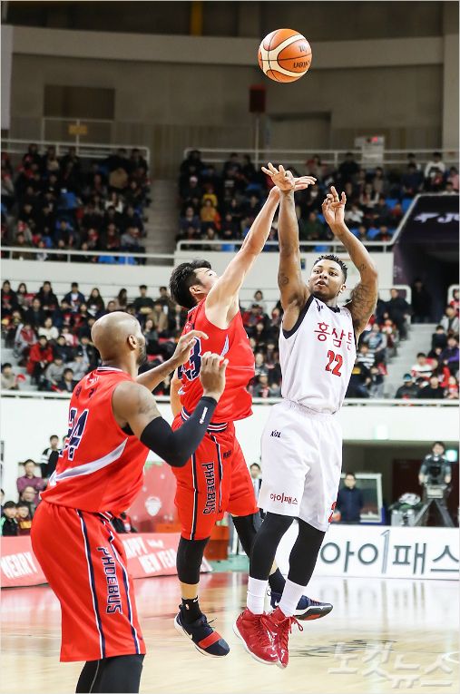 현대모비스 이대성이 KGC인삼공사 큐제이 피터슨이 슛을 던질 때 사력을 다해 막고 있다 (사진 제공=KBL)