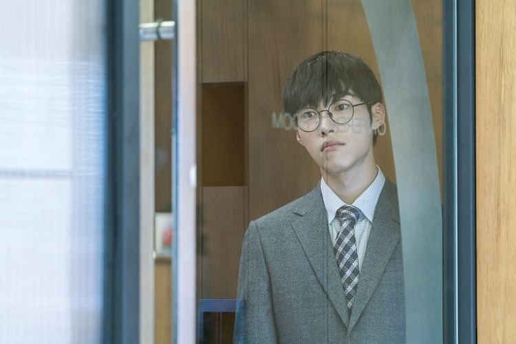 우도환이 맡은 김민준은 독일로 입양됐다가 17살에 누구도 원하지 않는 아이가 되어 버림 받은 상처를 지니고 있는 인물이다. 가출 청소년이자 거리의 사기꾼이었다는 과거가 믿기지 않을 정도로 우아하고 자신만만한 면도 가지고 있다. (사진=셀트리온엔터테인먼트, 이매진아시아 제공)