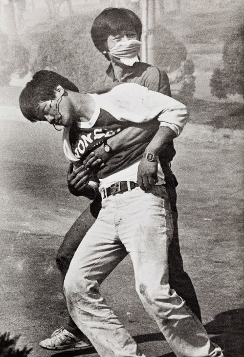1987년 6월 9일 연세대학교 정문 앞에서 이한열 열사가 머리에 최루탄을 맞고 피를 흘리며 다른 학생의 품에 안겨 있다. (사진=이한열기념사업회·당시 로이터통신 정태원 기자 촬영)
