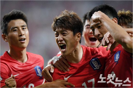 최근 K리그 복귀설이 제기되는 등 소속팀 내 불안한 입지가 계속되는 이청용은 31일 맨체스터 시티와 2017~2018 잉글랜드 프리미어리그 21라운드에 후반 추가시간 약 2달 만에 그라운드에 복귀했다. 박종민기자