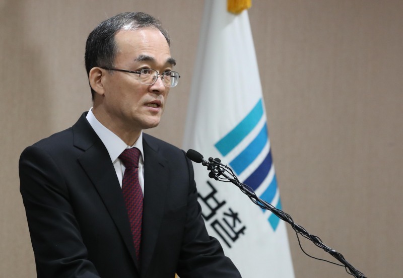 문무일 검찰총장이 5일 오전 서울 서초구 대검찰청에서 열린 기자간담회에서 모두 발언을 하고 있다. 문 검찰총장은 “수사관행 개선 태스트포스(TF)를 새로 만들어 운영중이며, 적폐수사를 연내에 마무리하도록 최선을 다하겠다”고 밝혔다. 사진=뉴시스