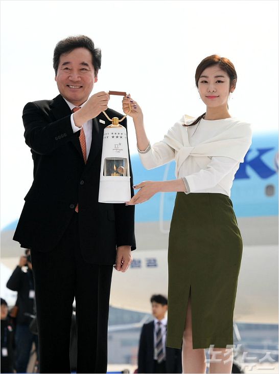 이낙연 국무총리와 김연아 홍보대사가 1일 오전 인천국제공항 제2여객터미널에 도착한 2018 평창동계올림픽 성화를 들어보이고 있다 (사진=노컷뉴스)