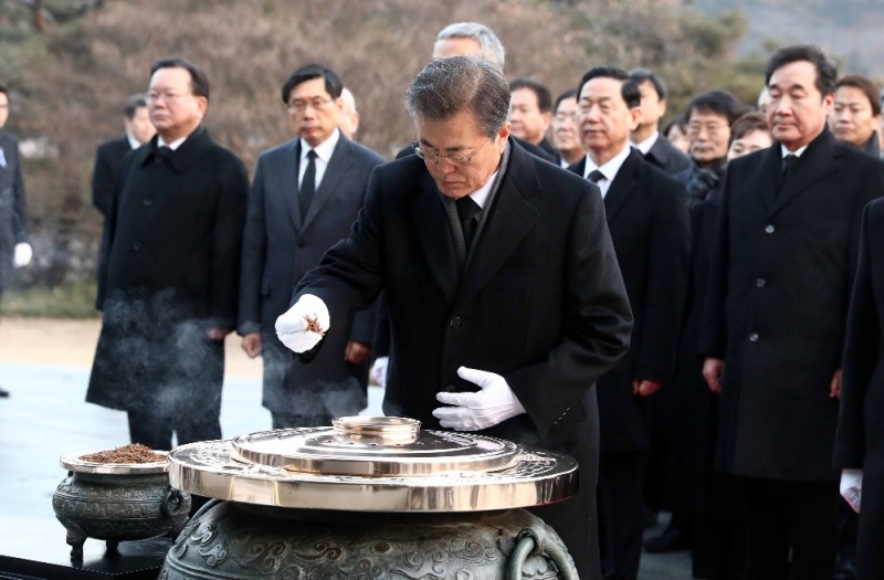 문재인 대통령이 2일 서울 동작구 국립서울현충원 현충탑에서 분향하고 있다. 사진=뉴시스