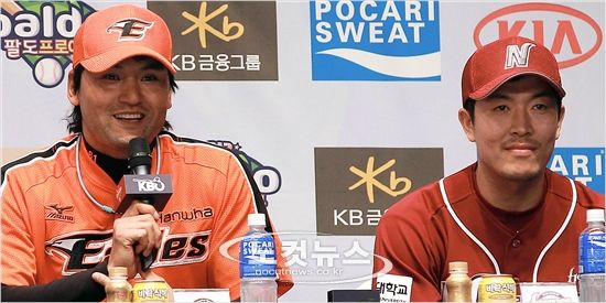 2012년 KBO 리그 미디어데이에서 한화 박찬호(왼쪽), 넥센 김병현 등 메이저리그 선구자들이 각오를 밝히는 모습.(사진=황진환 기자)