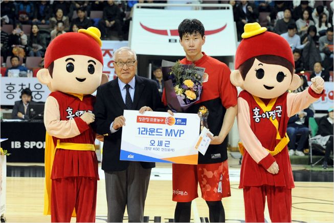 1라운드에 이어 3라운드 MVP로 선정된 오세근. (사진=KBL 제공)