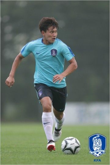 연령별 대표팀을 두루 거친 대학무대 최고의 공격수 조영욱은 FC서울 유니폼을 입고 2018 K리그 클래식에 데뷔한다.(사진=대한축구협회 제공)