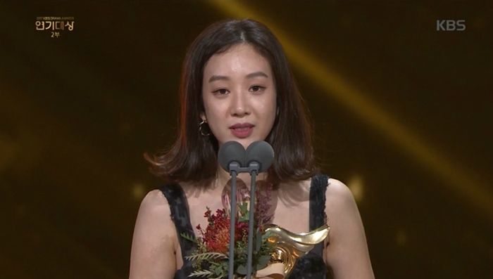 지난 12월 31일 열린 2017 KBS 연기대상에서 최우수연기상을 수상한 정려원은 성범죄 처벌이 강화되어야 한다는 수상소감을 전했다. (사진='연기대상' 캡처)