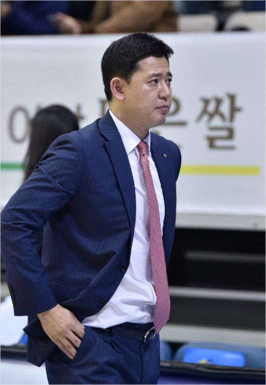 신기성 신한은행 감독은 1일 우리은행과 원정에서 4쿼터 막판 쏜튼의 U파울에 강력하게 항의했지만 받아들여지지 않았다.(아산=WKBL)