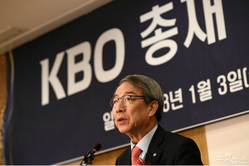 3일 오전 서울 강남구 캠코양재타워에서 열린 KBO총재 이.취임식에서 정운찬 KBO 신임총재가 취임사를 하고 있다. (사진=이한형 기자)