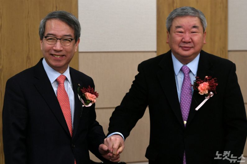 3일 오전 서울 강남구 캠코양재타워에서 열린 KBO총재 이.취임식에서 구본능 총재와 정운찬 KBO 신임총재가 악수를 하고 있다. (사진=이한형 기자)