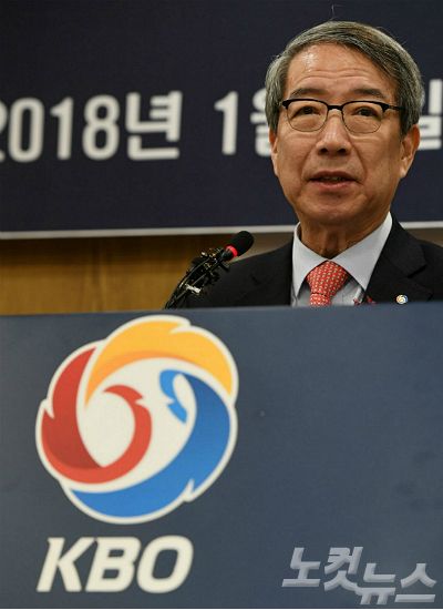 3일 오전 서울 강남구 캠코양재타워에서 열린 KBO총재 이.취임식에서 정운찬 KBO 신임총재가 취임사를 하고 있다. (사진=이한형 기자)