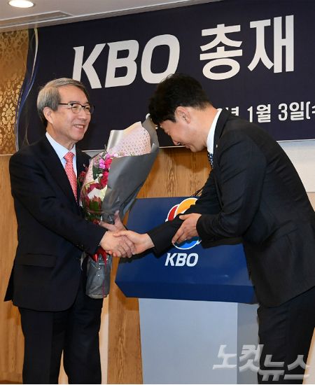3일 오전 서울 강남구 캠코양재타워에서 열린 KBO총재 이.취임식에서 정운찬 신임총재가 꽃다발을 받고 있다. (사진=이한형 기자)