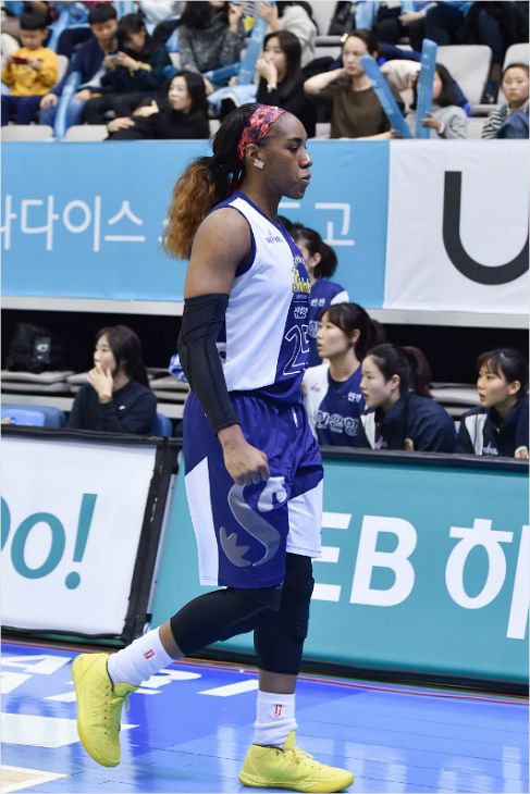 지난 1일 우리은행과 원정에서 4쿼터 막판 U파울로 퇴장 당한 신한은행 카일라 쏜튼.(사진=WKBL)