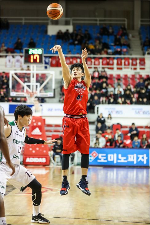 '제발 들어가라' 현대모비스 이대성이 3일 DB와 홈 경기에서 3점슛을 시도하고 있다.(울산=KBL)